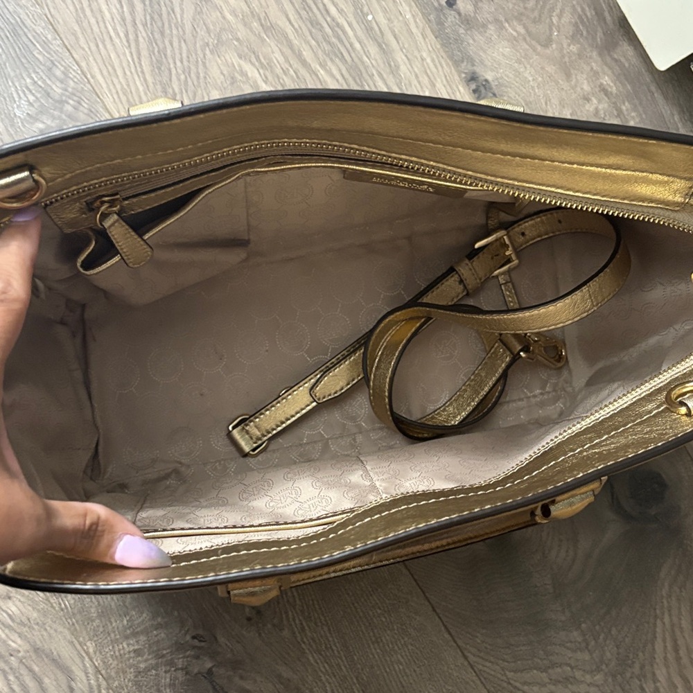 Michael Kors SELMA large Gold Tote - Picture 12 of 13